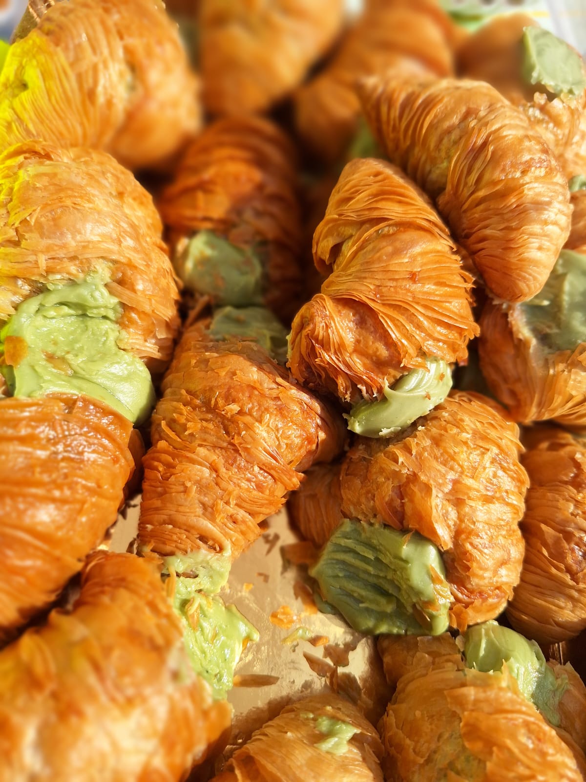 Süßes Gebäck mit Pistatiencreme (Aragostine al Pistacchio)