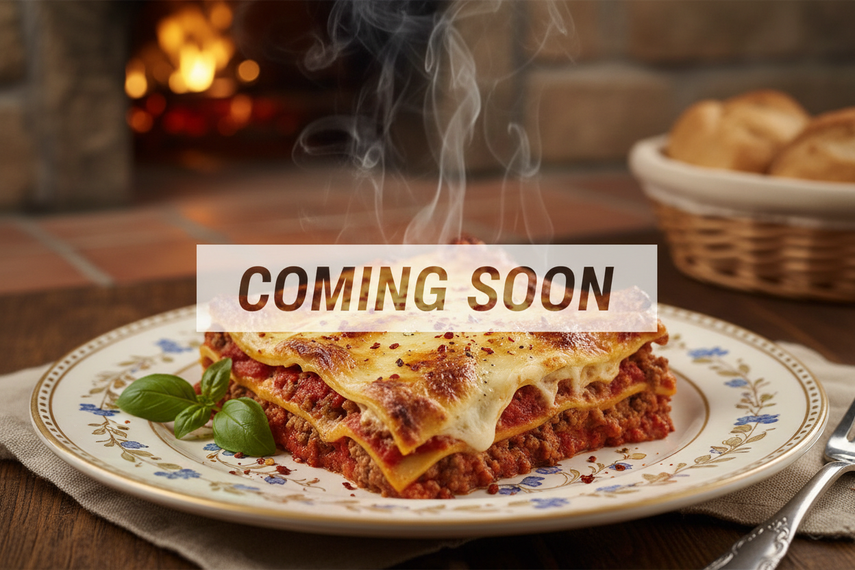 lasagne, ofenfrisch, auf Italienischem Porzellan, unkenntlich mit "coming soon"-Banner