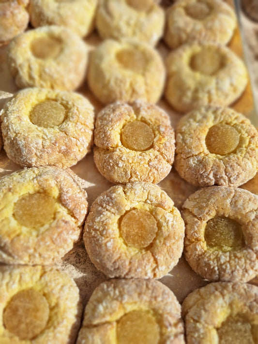 Mandelgebäck mit Zitrone (Biscotto di pasticceria con mandorle e limone)