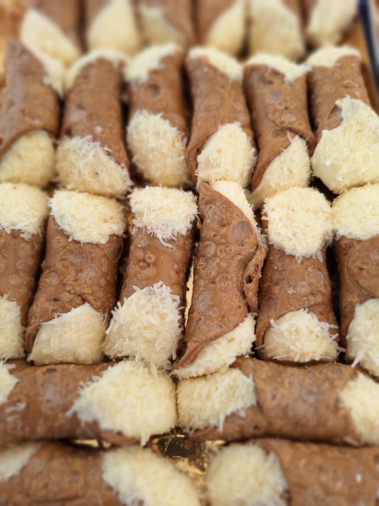 Sizilianisches Cannolo mit Vanillecreme (Cannolo Siciliano ripieno alla crema di Vaniglia-Cocco)