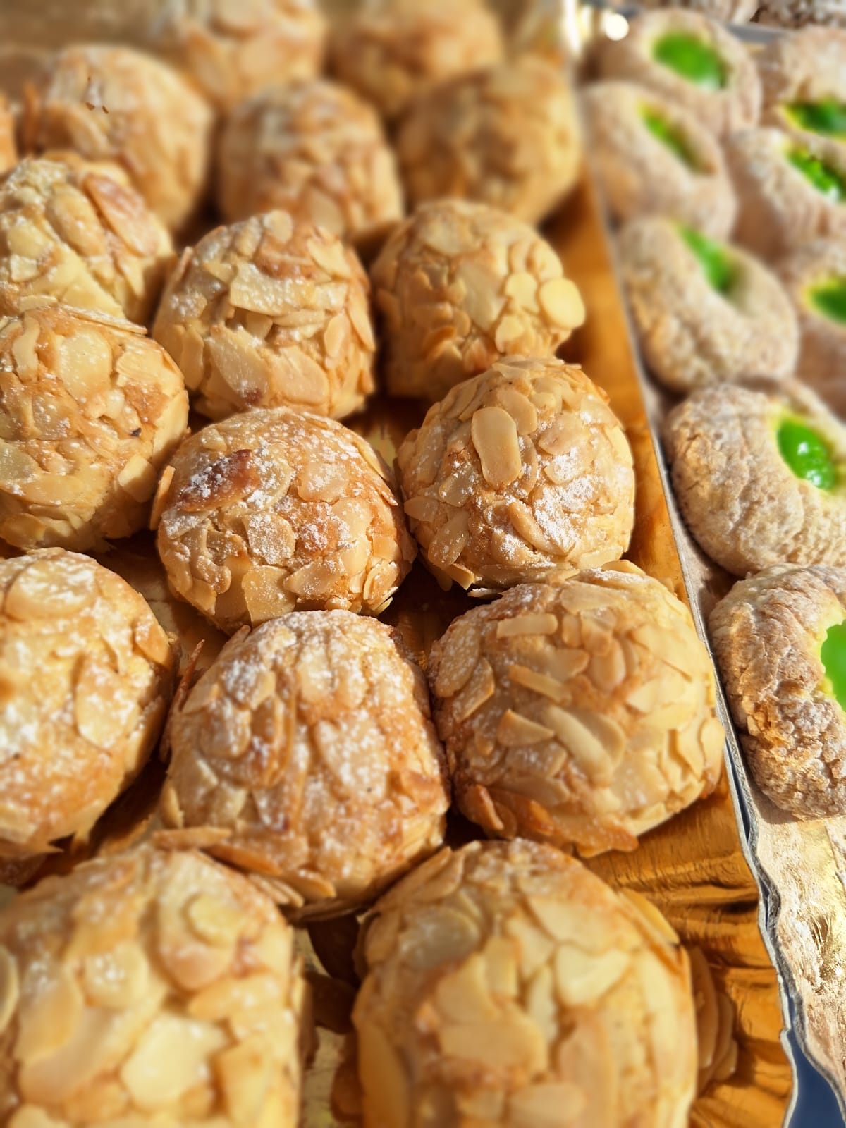 Mandelgebäck mit ganzer Kirsche (Biscotto di pasticceria con mandorle e Ciliegia)